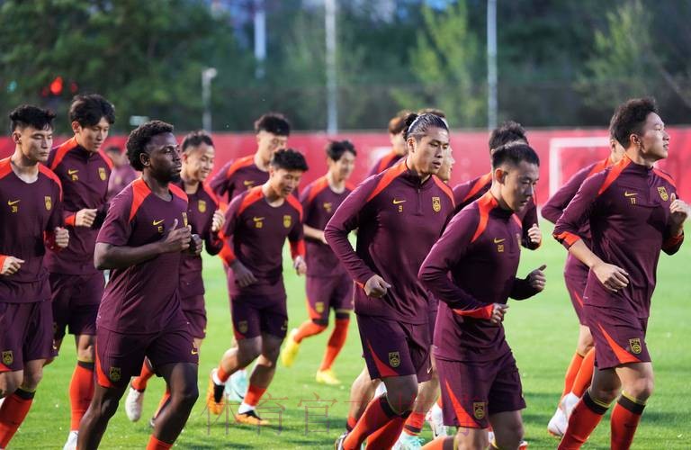 集结广州备战叙利亚 闷热环境下国足迎首训 集结广州备战叙利亚 闷热环境下国足迎首训